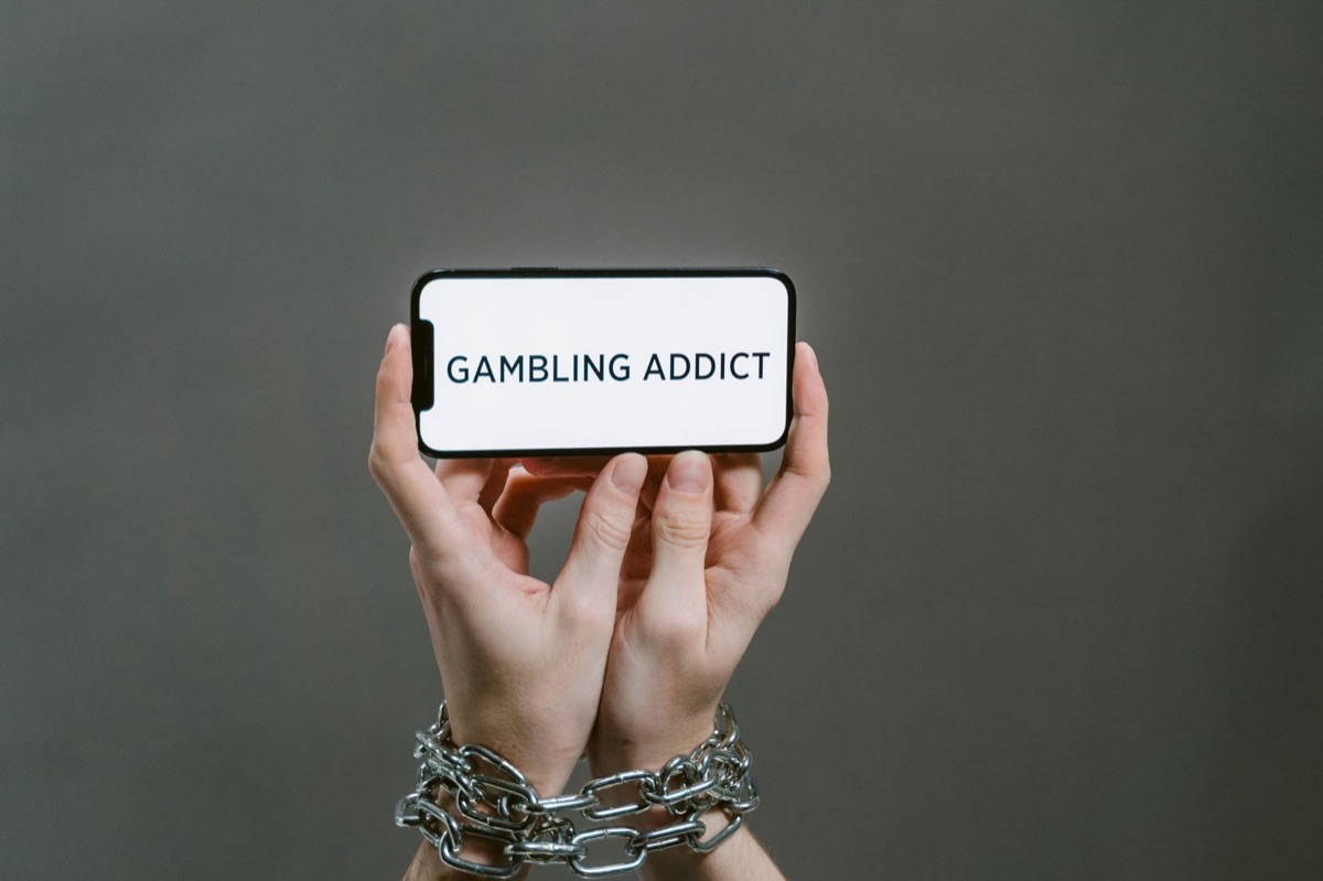 Smartphone con un juego de esports en pantalla