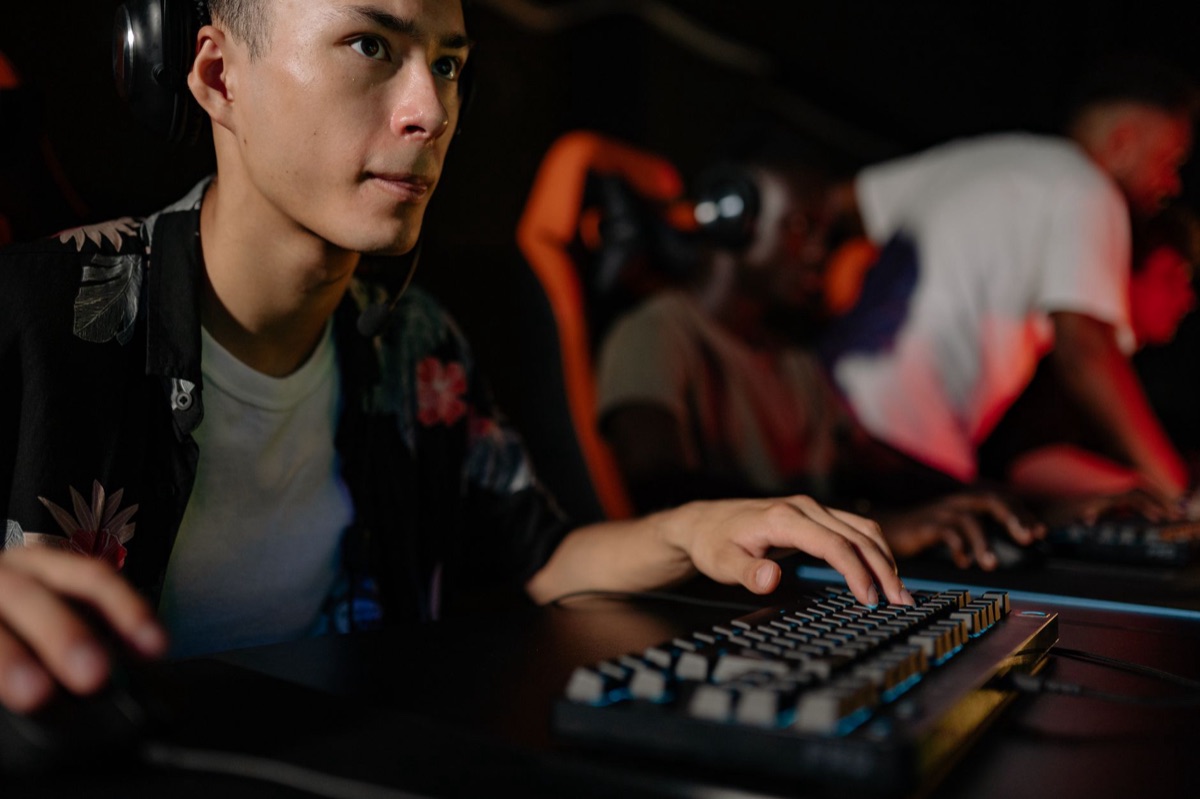 Arène de tournoi d'esports mobile avec éclairage néon
