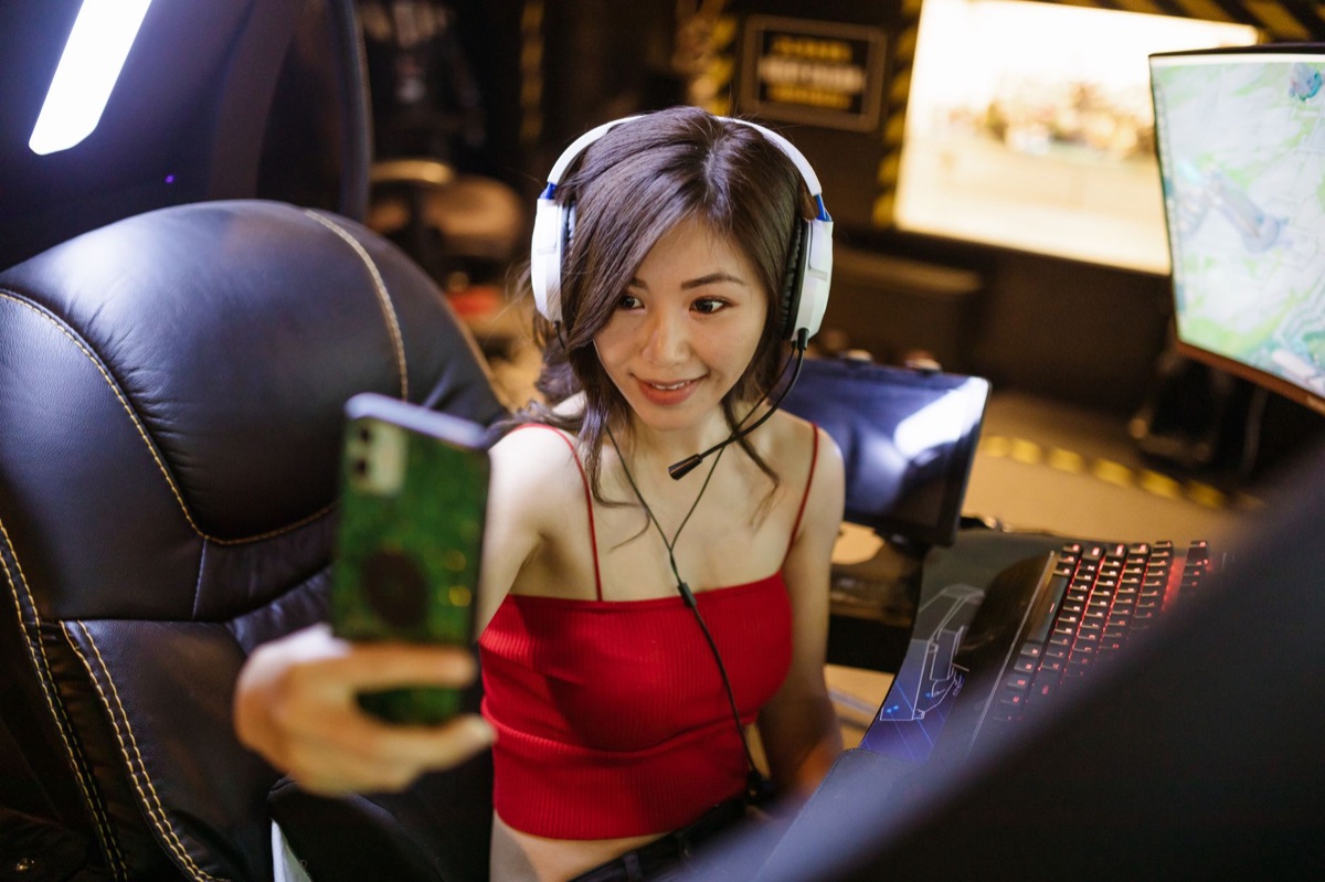 Smartphone utilizzato per il gaming competitivo mobile