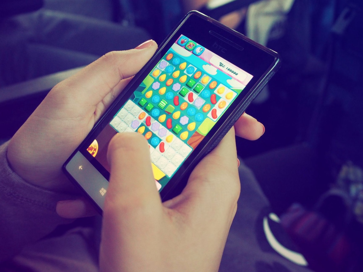 Een smartphone waarop een populaire mobiele game wordt gespeeld