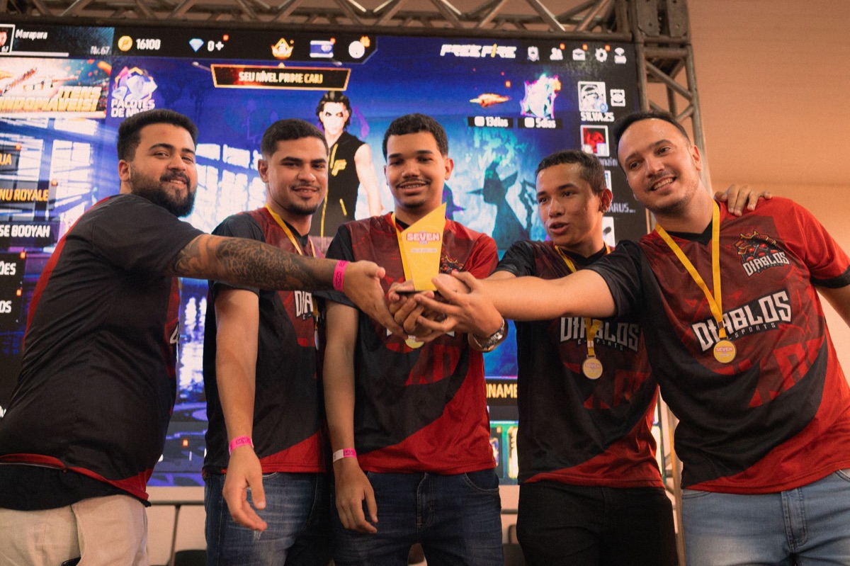 Smartphone sendo usado para jogar eSports mobile.