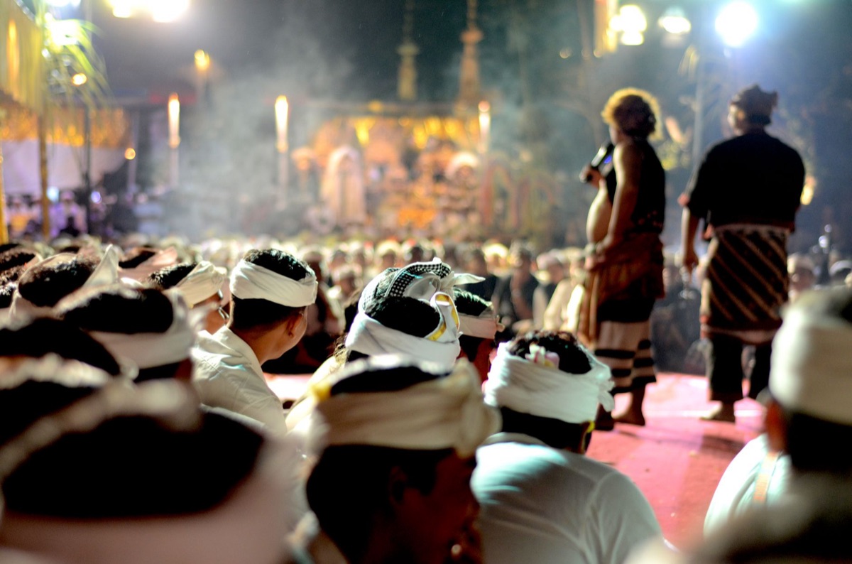 Un giovane indonesiano che esegue un dance challenge in un mercato notturno a Bali