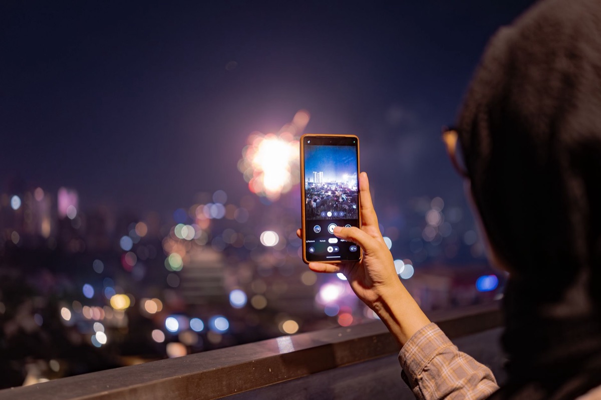 インドネシアのインフルエンサーがスマートフォンを片手に