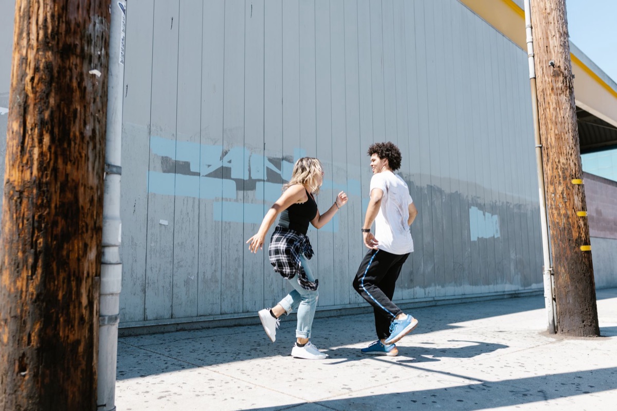Jovens indonésias dançando em ambiente urbano