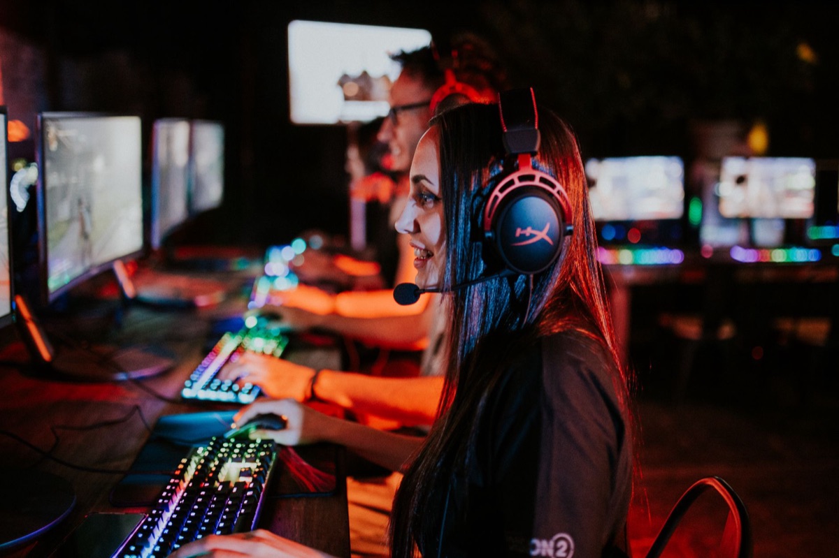 monitro de juegos con logo