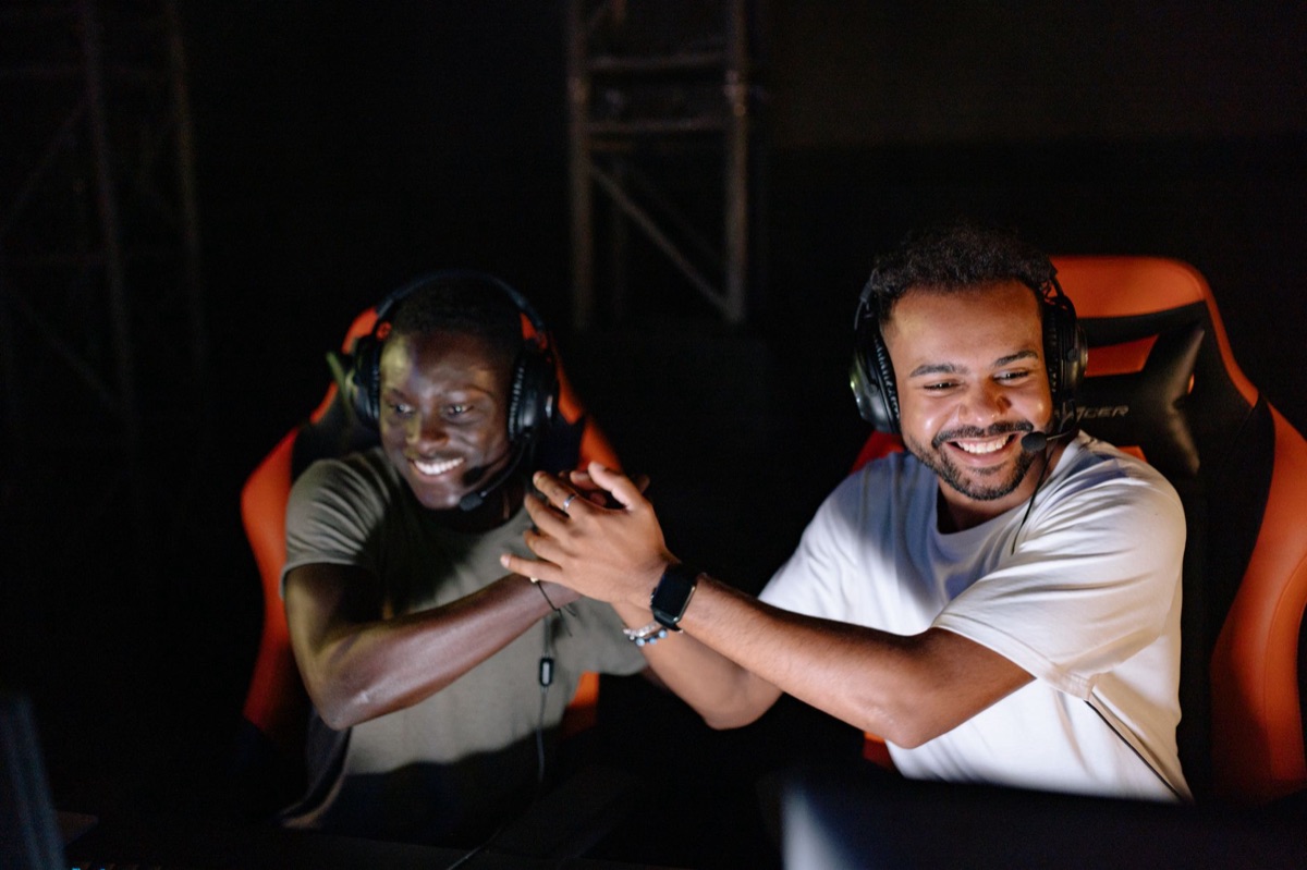 un team di esports indonesiano in allenamento