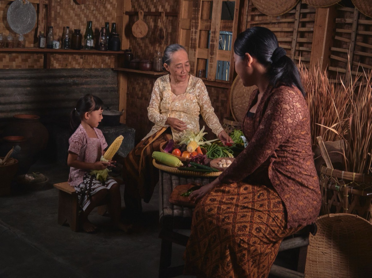 interior indonesio con elementos tradicionales y modernos