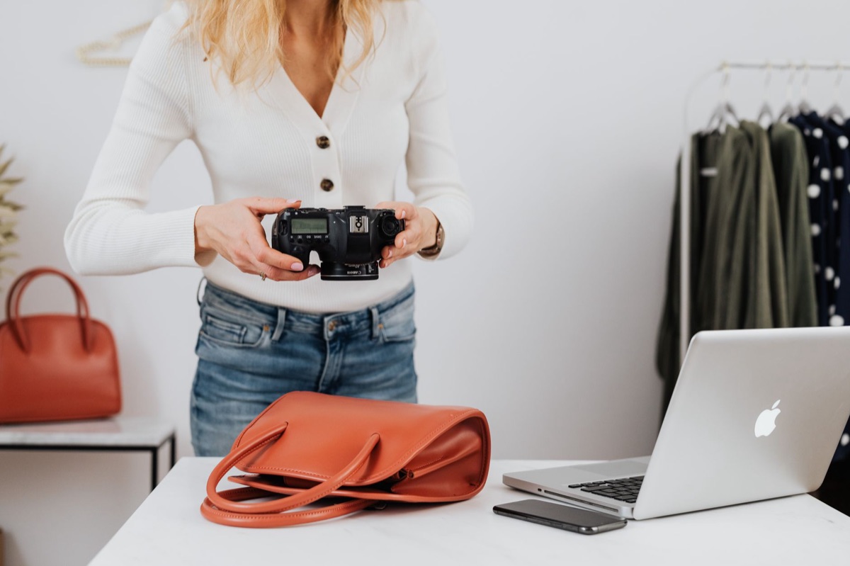 Jonge Indoneesse vlogger met laptop en camera