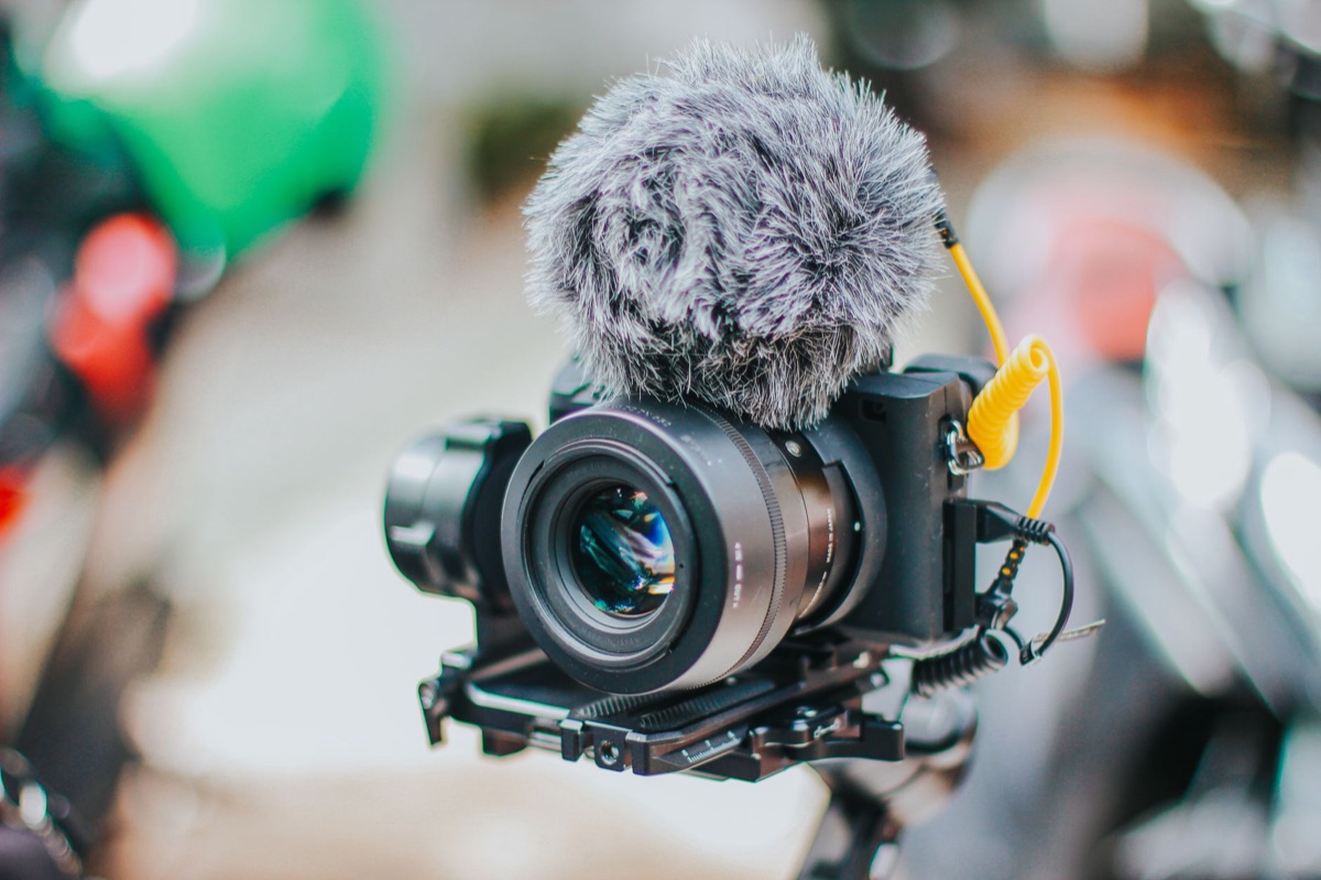 youtuber indonesio com camera e microfone