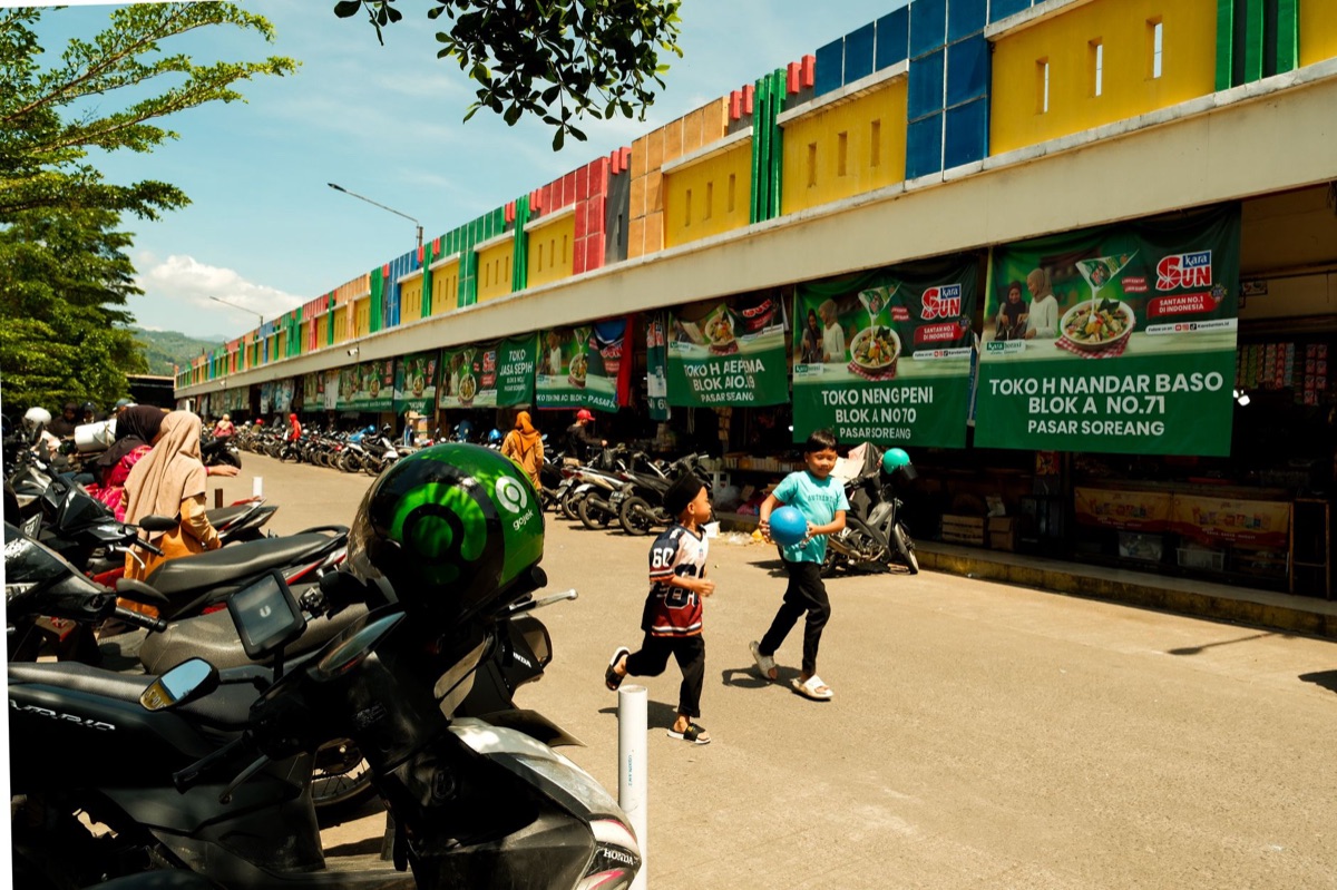rua indonesiana com placas digitais