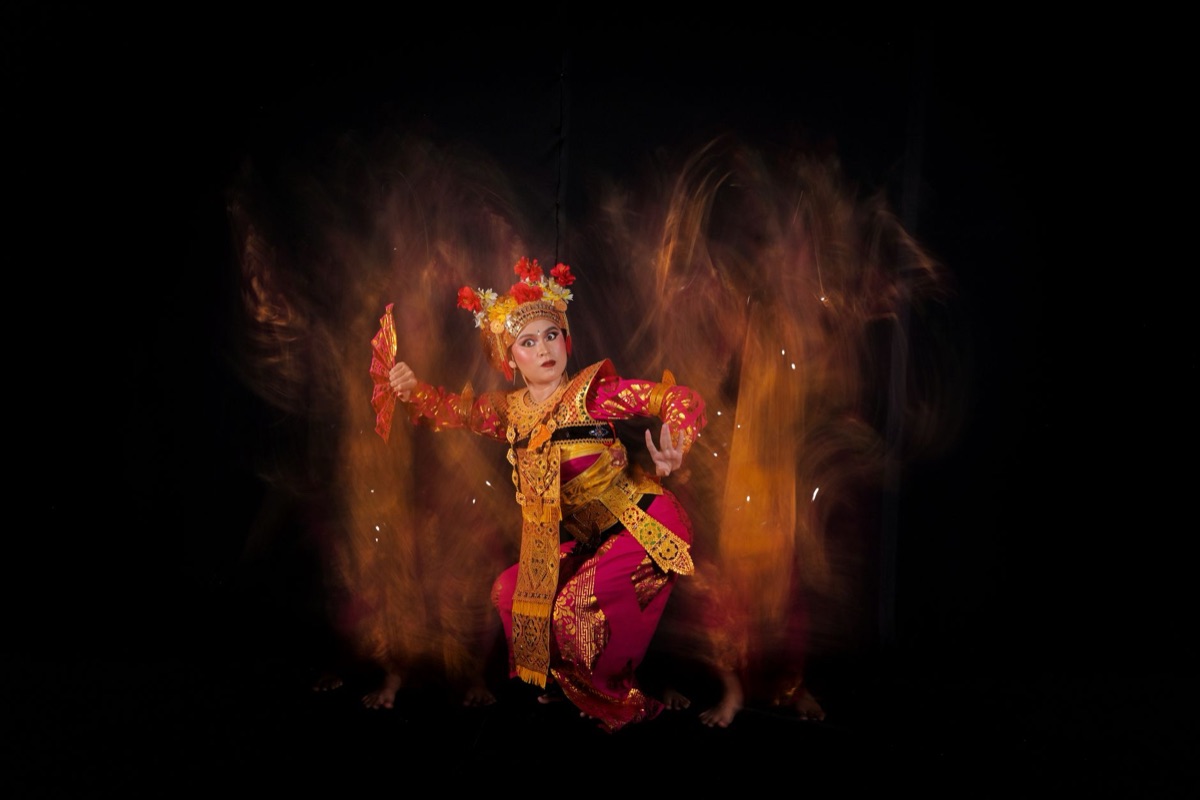 danseuse indonésienne en studio