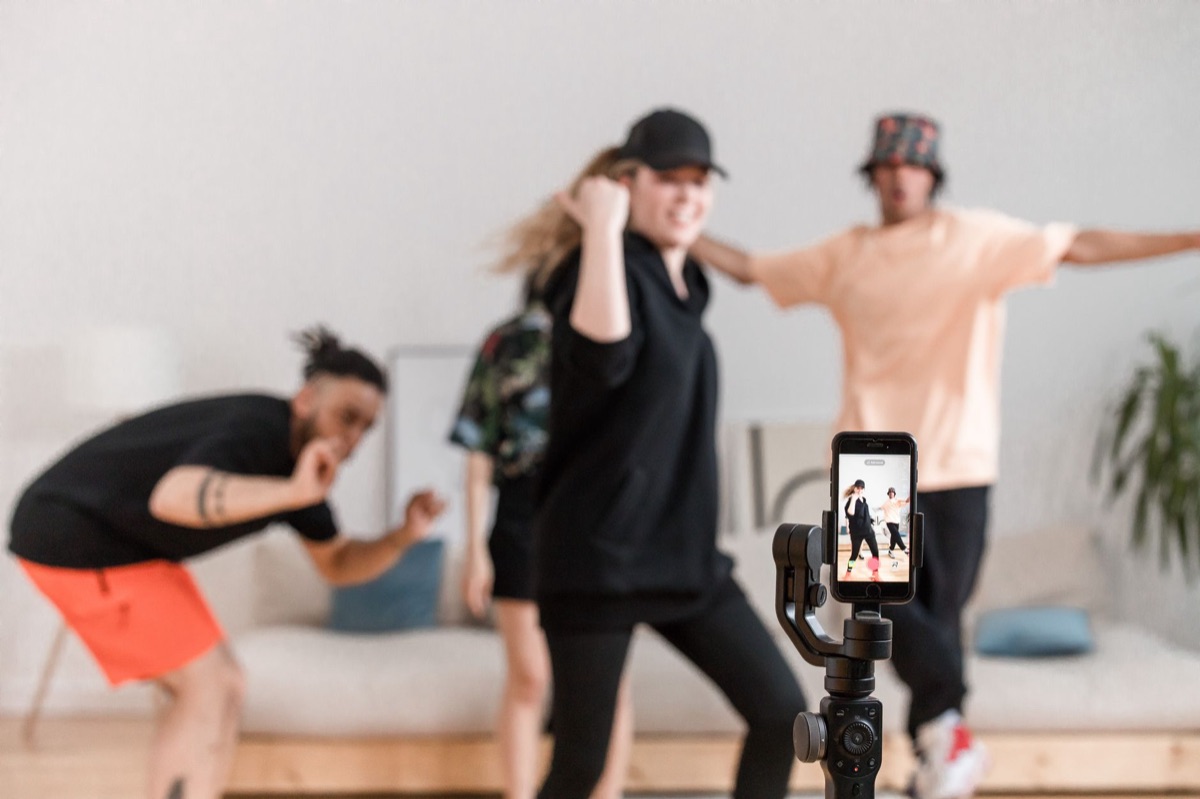 youtuber che filma un challenge di danza