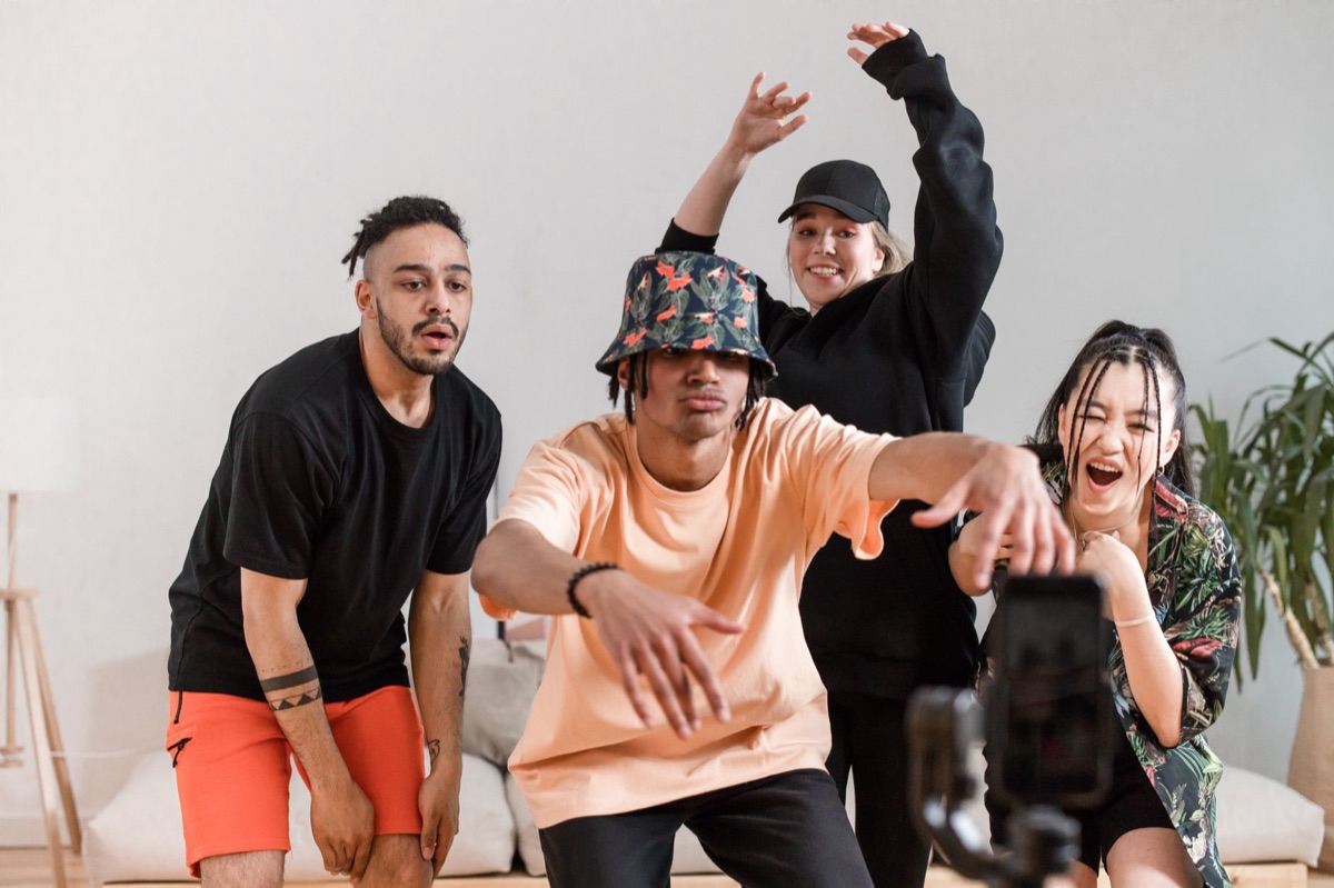 ユーチューバーのダンスチャレンジ