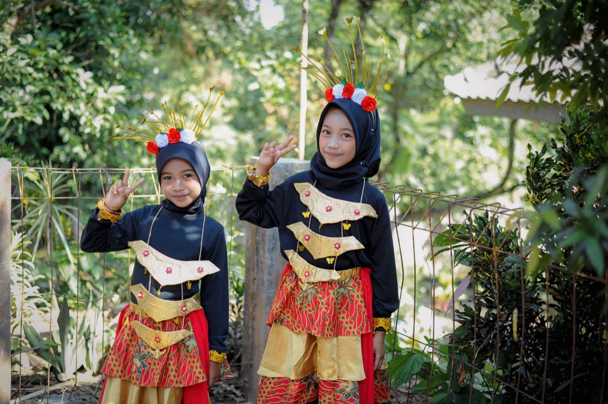 jonge indonesiëse groep dansend samen