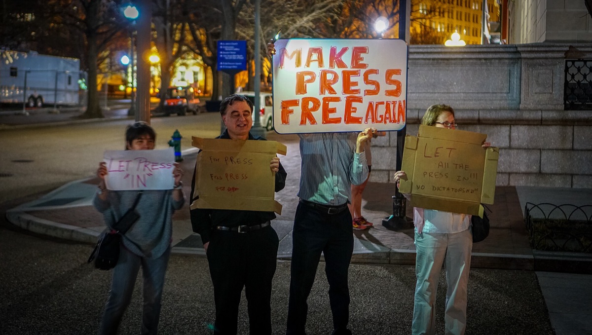 jovens dançando na rua indonésia