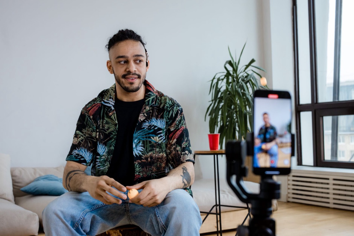 Influenceur indonésien avec caméra et micro