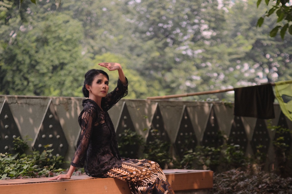 Indonesian influencer in outdoor setting