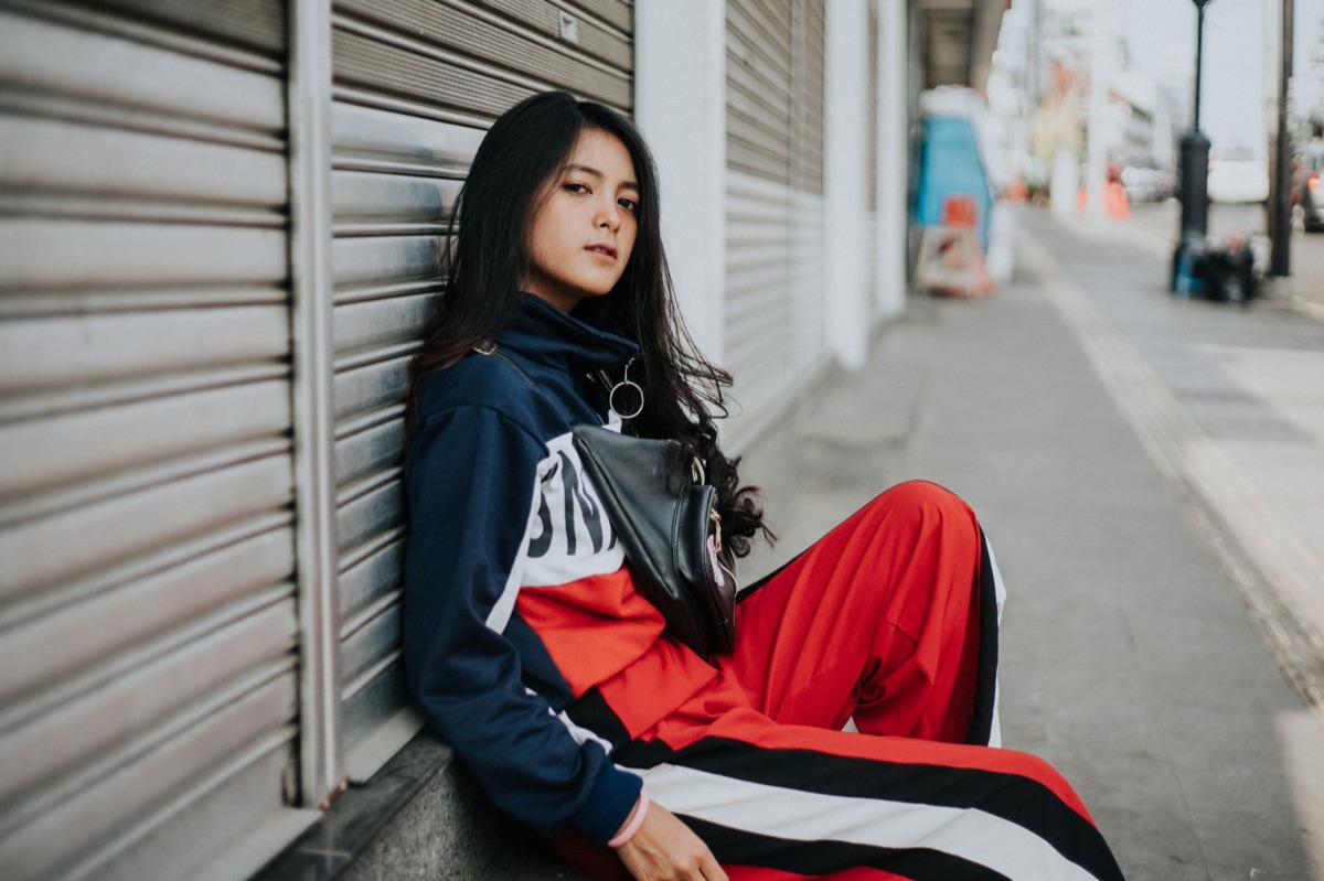 Un influenteur indonésien portant un outfit mode