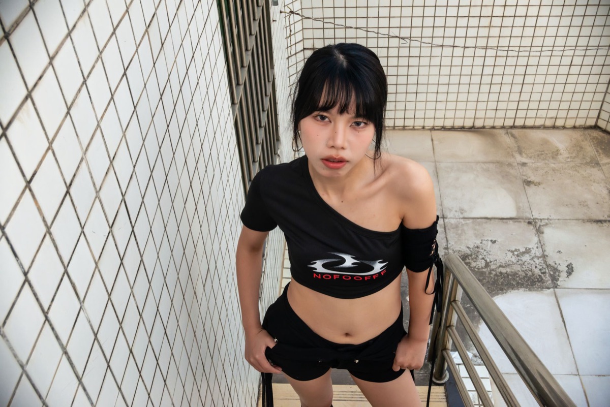 modelo indonesiana com logo de marca em roupas