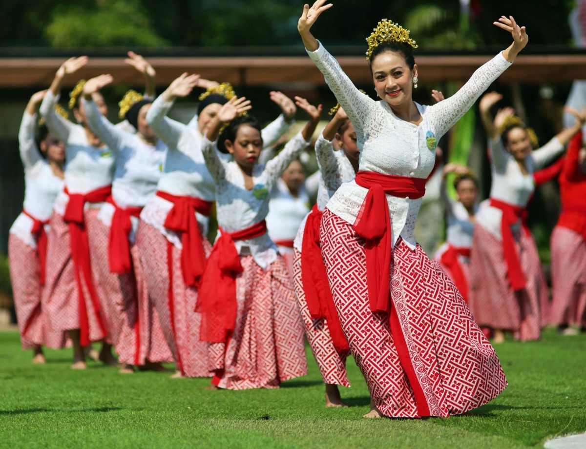 Un danseur indonésien en costume traditionnel avec des vêtements modernes