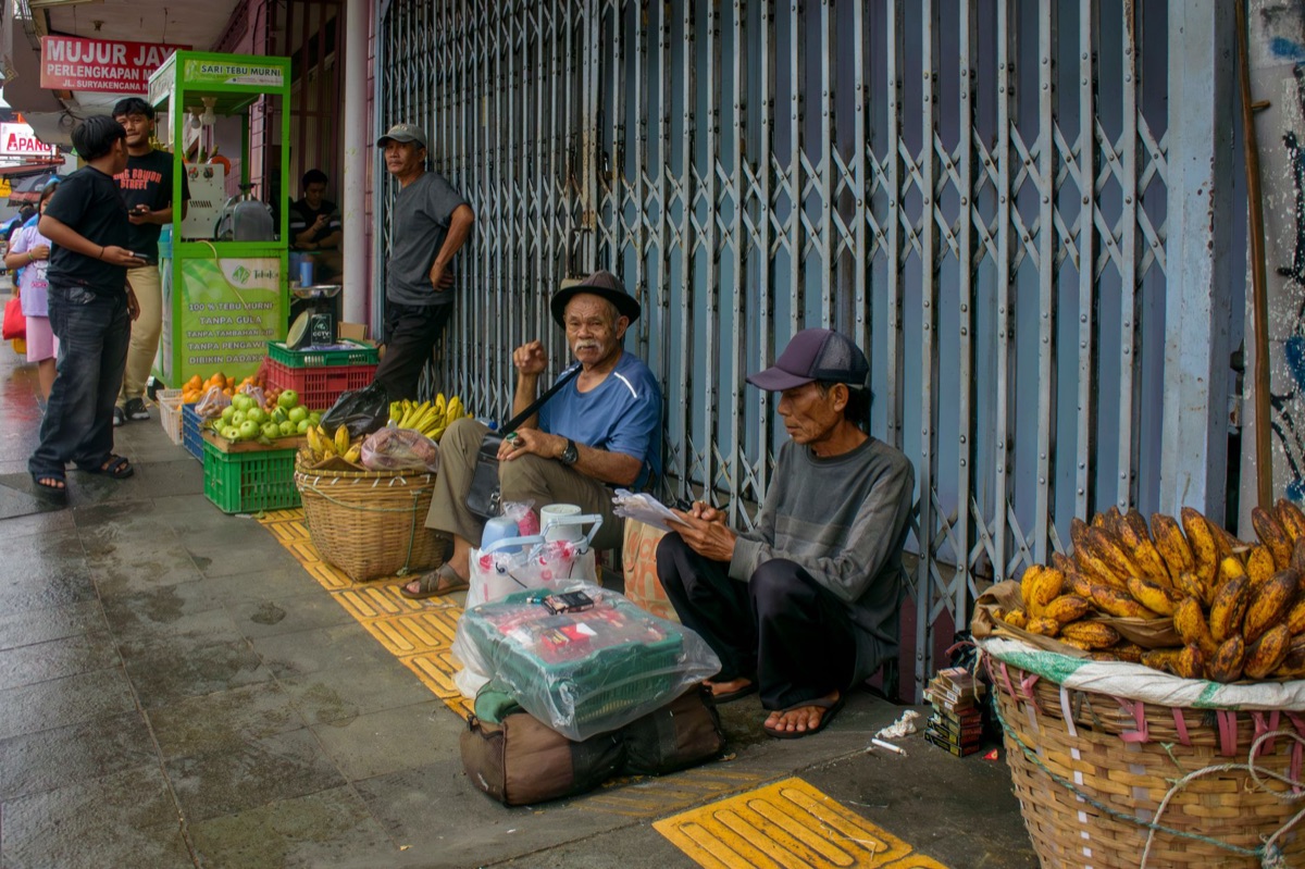 Un marché indonésien avec des produits traditionnels et modernes
