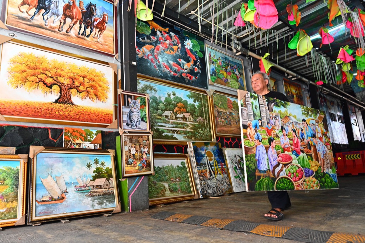 mercato indonesiano con artigianato locale