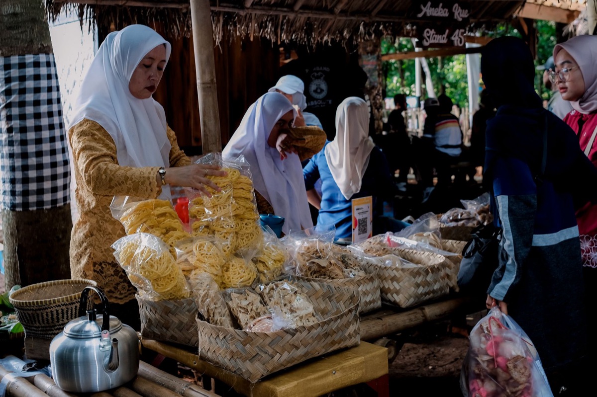 インドネシアの通りで売られている伝統的なスナック