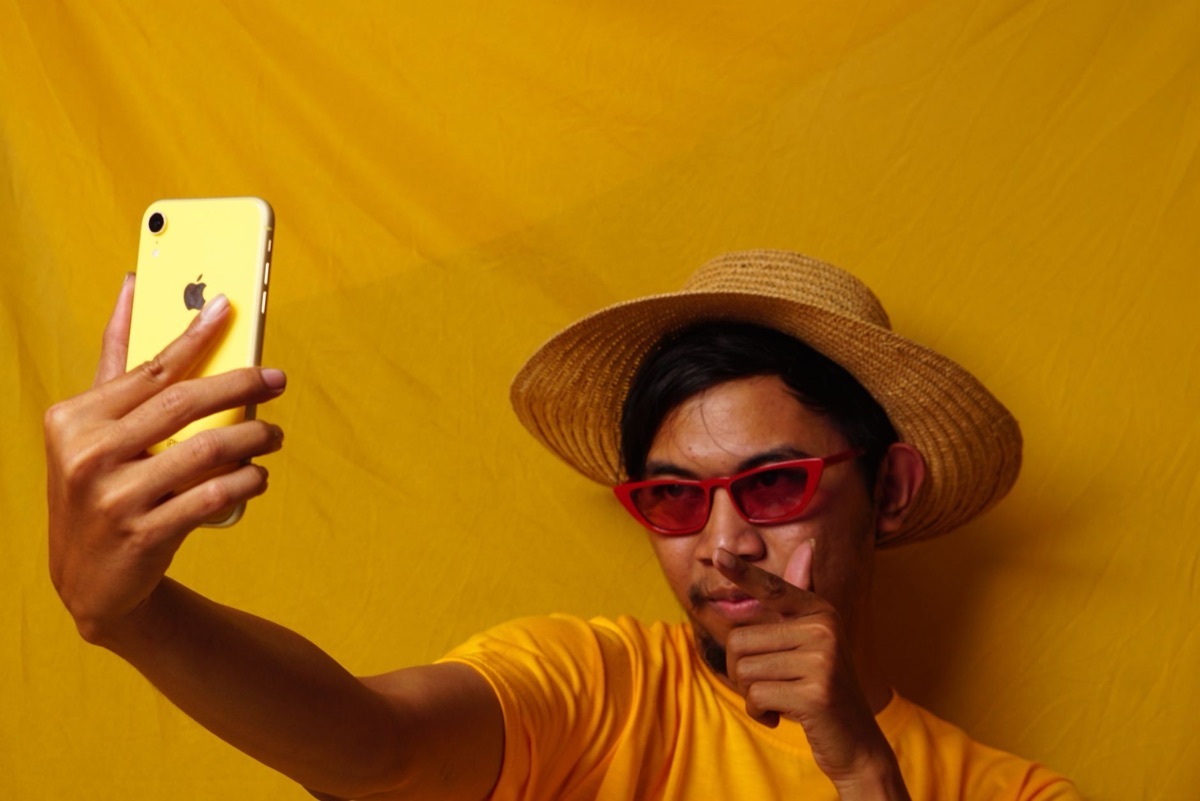 Une influenceuse indonésienne avec un ordinateur portable et un smartphone