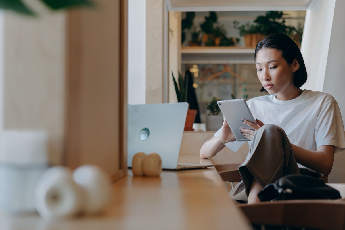 un influencer indonesiano con un laptop e un tablet