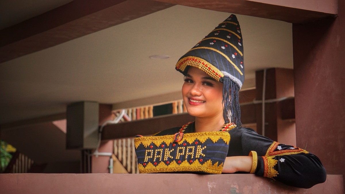 Un influencer indonesio con traje tradicional y cámara moderna