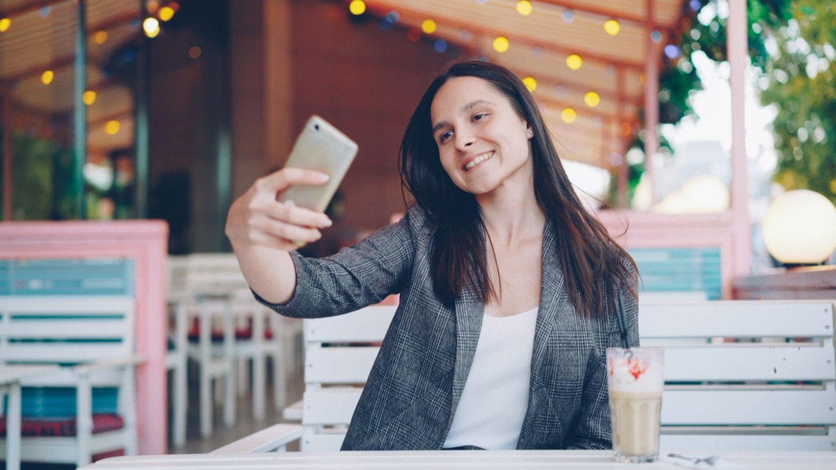 Indonesische Influencer mit Smartphone