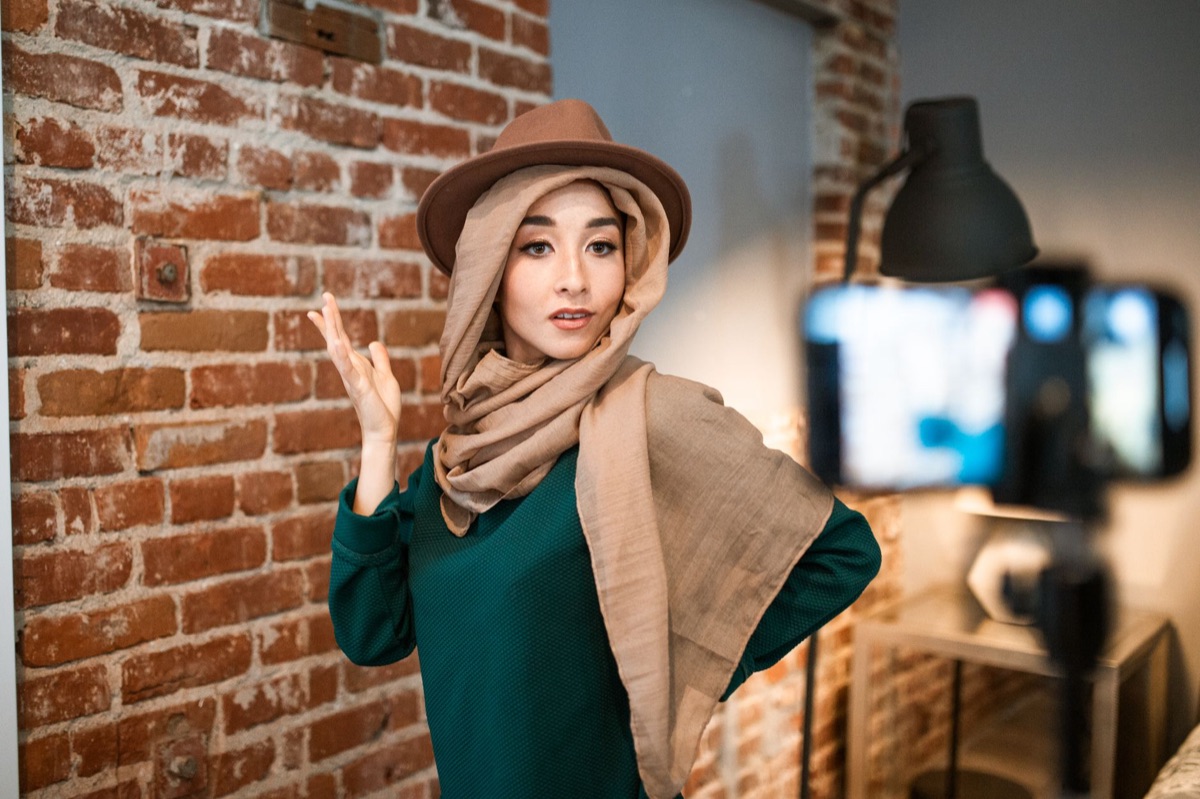 Indonesische Influencer vor Kamera