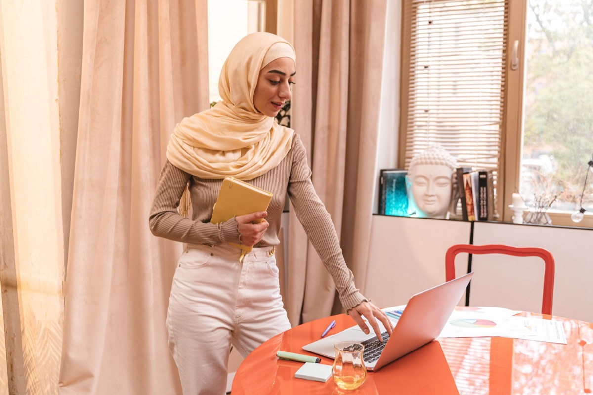 indonesische influencer met laptop en notitieboek