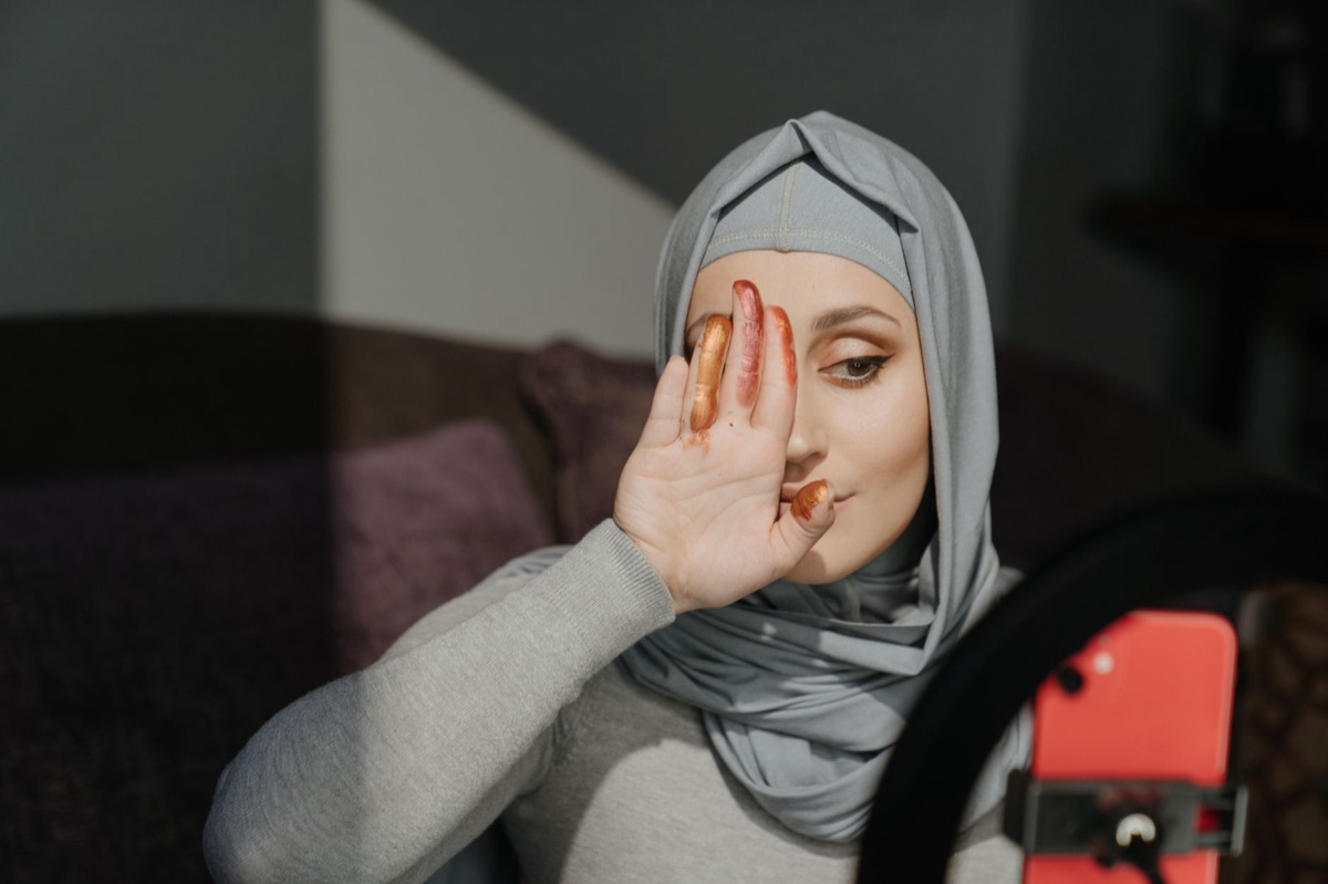 influencer indonésio com celular