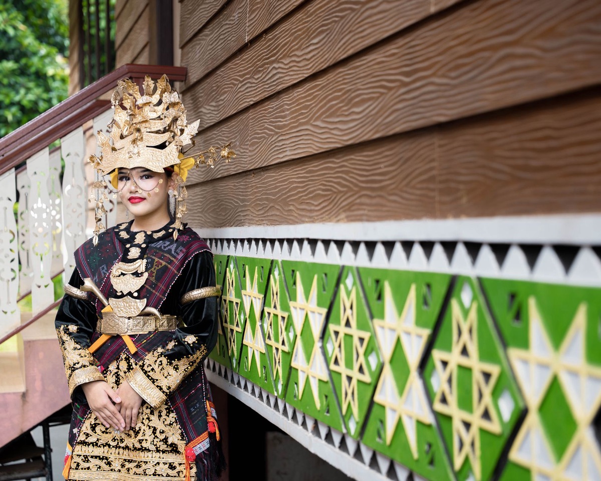 Influencer indonesio in tradizionale sarong e accessorio capello