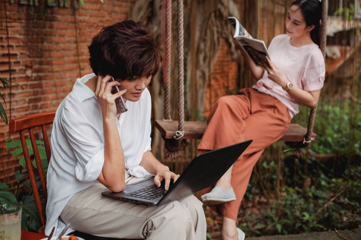 Une influenceuse indonésienne avec un ordinateur portable et un téléphone