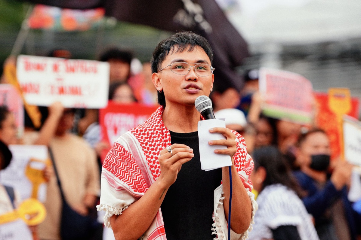 Indonesian influencer with phone and microphone