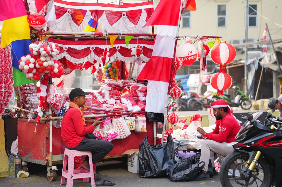 influencer in outdoor market