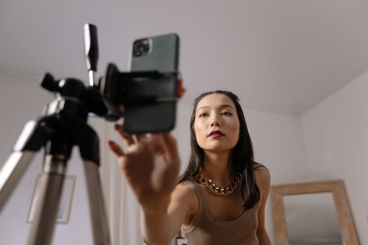 Indonesische Influencer mit Kamera