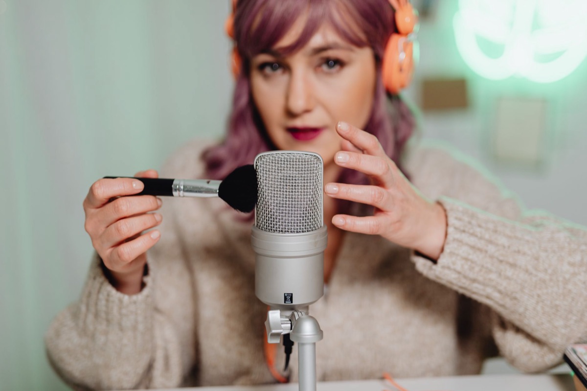 influencer indonesiana con microfono