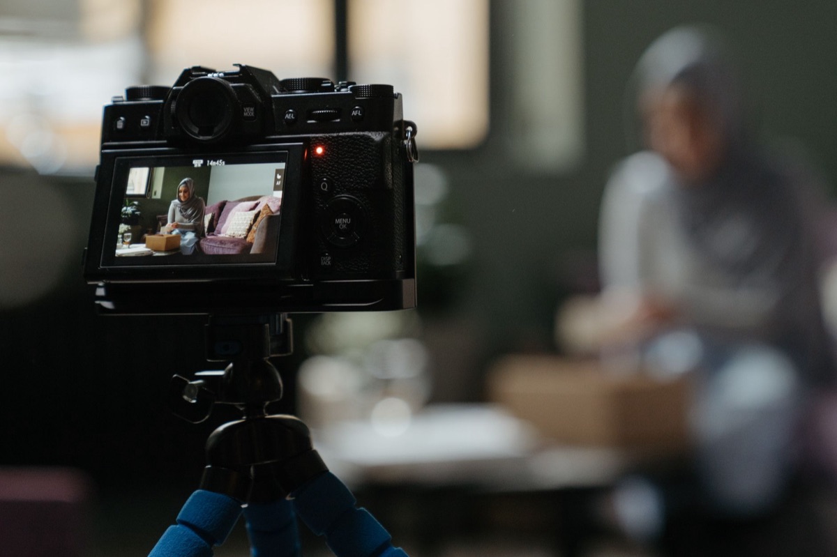 indonesiëse influencer met camera
