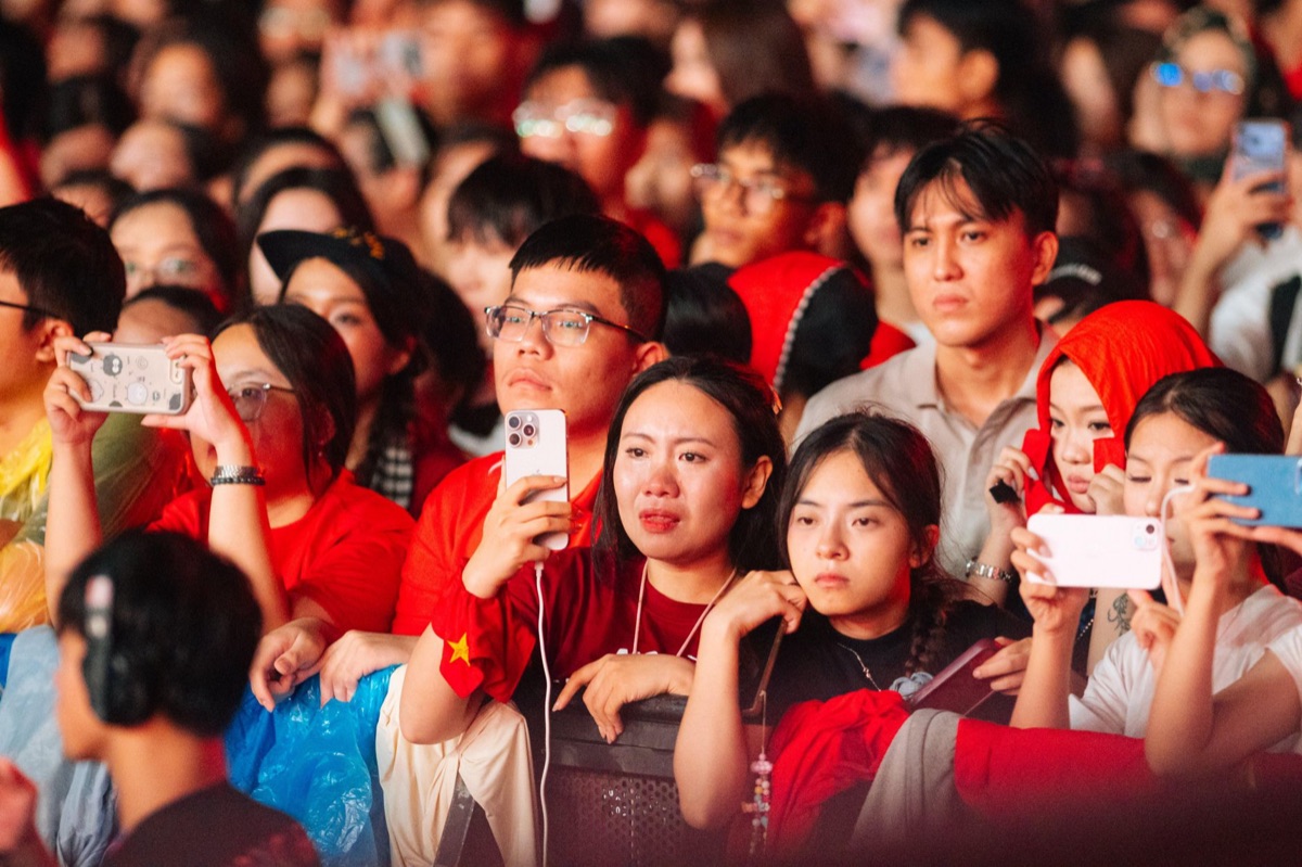 印尼 音樂比賽參賽者手持相機