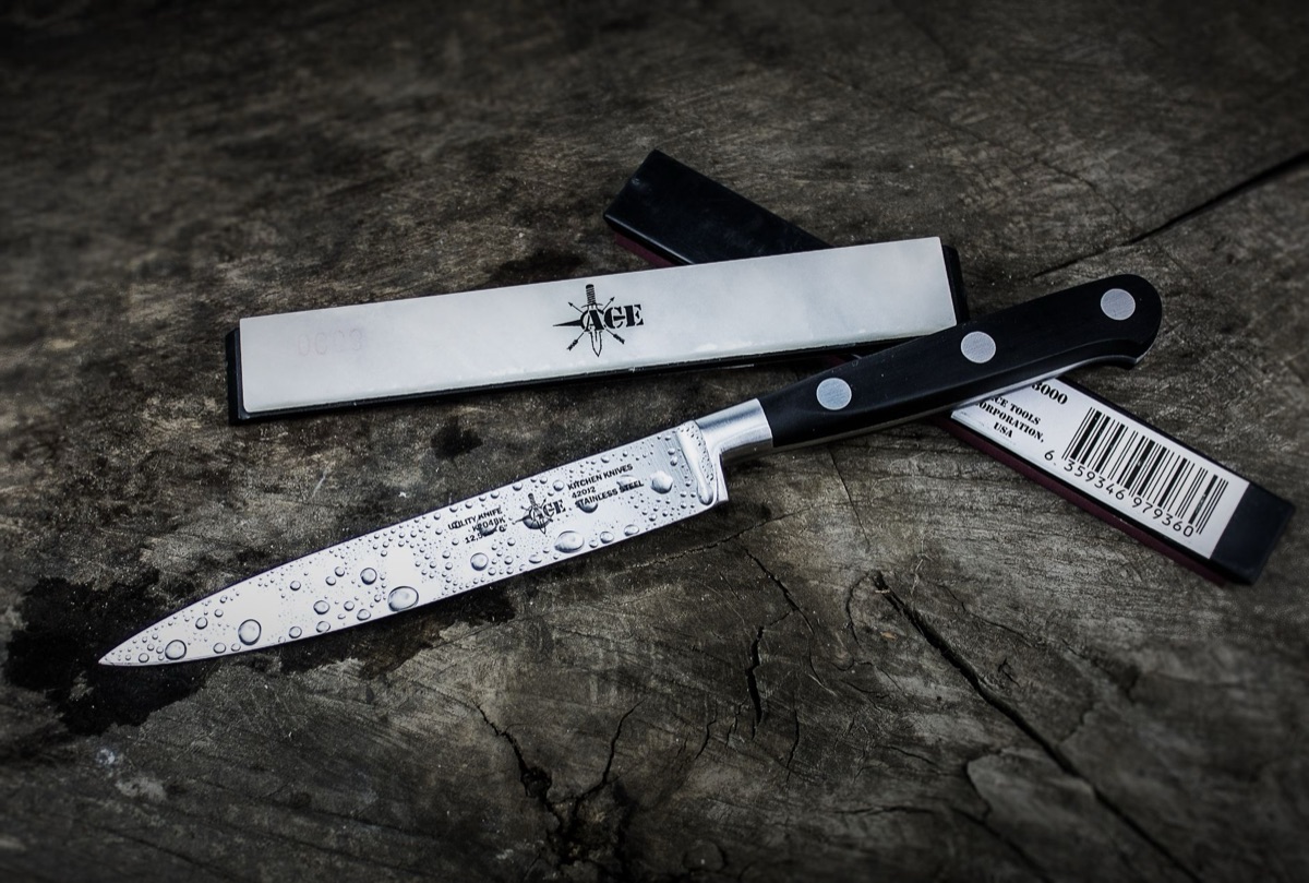 cuchillo de chef en superficie de madera