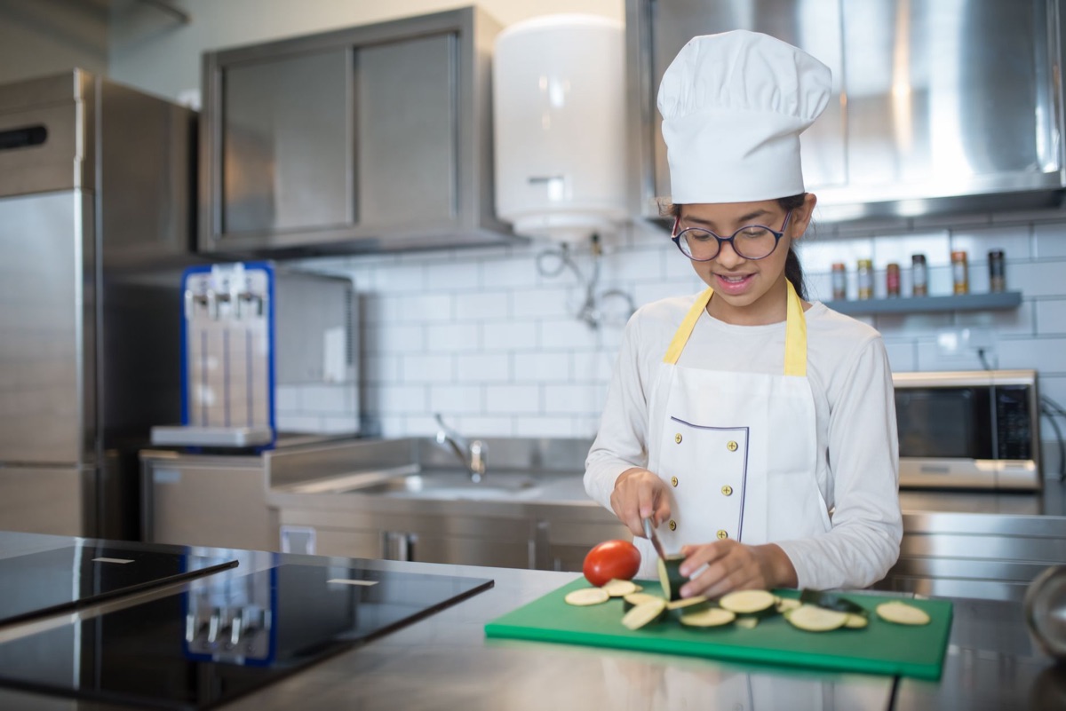 chef con camisa de cocina en cocina