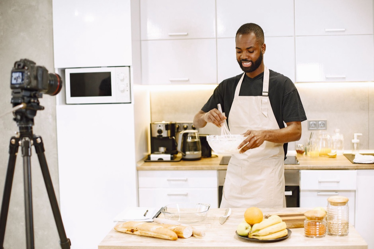 chef avec caméra numérique