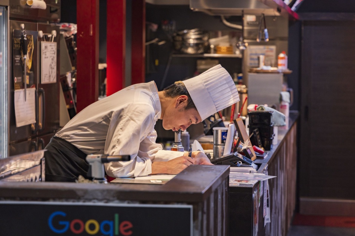 un chef indonesio che lavora su un tablet